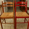 DYNAMISEZ VOS CHAISES AVEC ICI UN EFFET SHABBY ROUGE PASSION SUR BASALTE