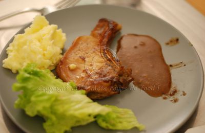 Côtes de porc au miel et son écrasé de pommes de terre, salade