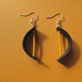 Boucles d'oreilles : caoutchouc et rocaille orange.