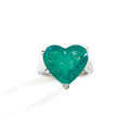 Boucheron. Bague en jonc plat d'or gris, ornée d'une belle émeraude taillée en cœur pesant 8,52 cts