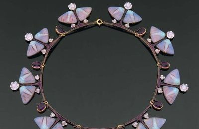 René Lalique. Années 1908-1912. Collier draperie représentant une frise de papillons en pâte de verre bleue