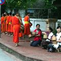Luang Prabang : Le défilé des moines