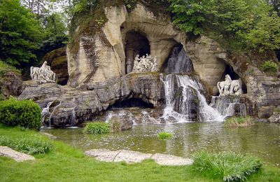 Baignade dans les jardins de Versailles ! Apollon servit par les nymphes