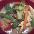 soupe thaï aux poulet, légumes et nouilles