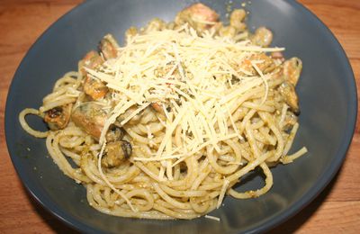 Spaghetti aux fruits de mer, pesto et râpé végétal