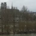 Cathédrale et eau de la Loire Grise