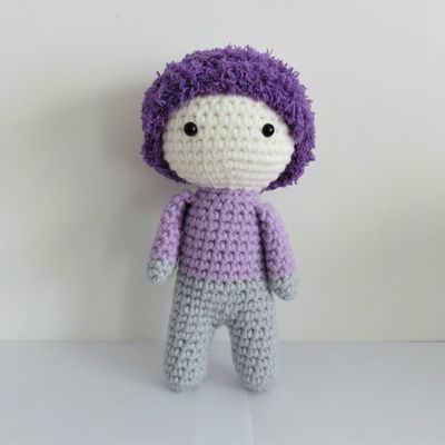 Amigurumi garçon mauve et violet au crochet 