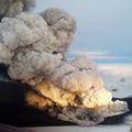 enorme eruption d'un volcan en islande l'europe sous les nuages.