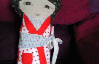 Je vous présente ma nouvelle creation le coussin kokeshi ici du blog, merci pour le patron et le tuto 