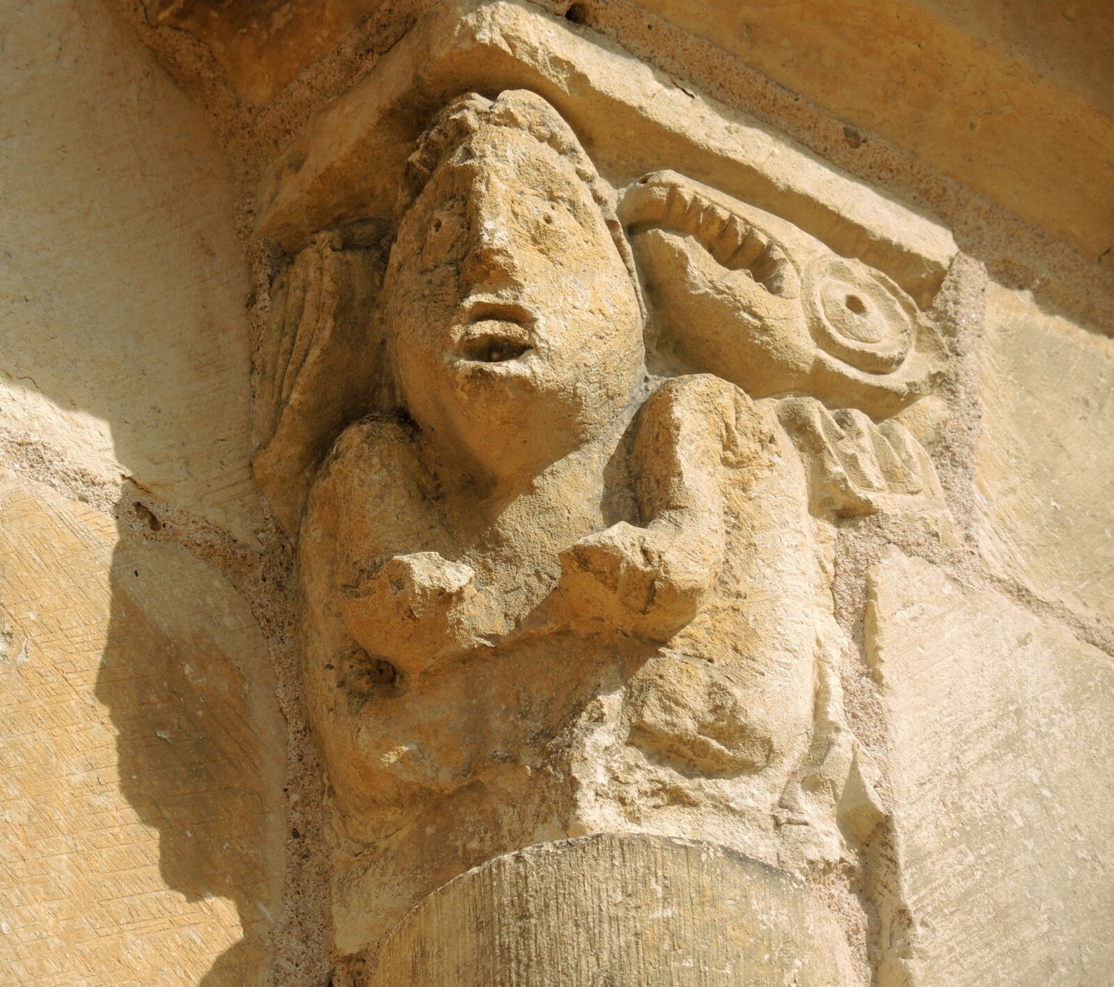 Saint-Parize-le-Châtel, église Saint-Patrice, entrée, chapiteau.. (58)