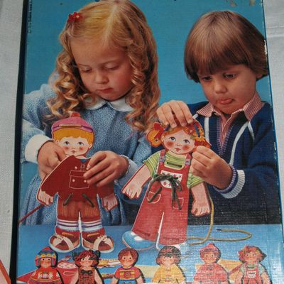 poupées cartonnés à habiller avec lacets