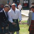 C'est parti, mon ki-kilt: le maire et l'adjoint en tenue écossaise