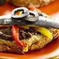 TARTINES DE TAPENADE, POIVRONS ET SARDINES MARINEES . 