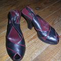 Chaussures noires et rouges