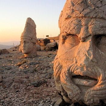 http://www.linternaute.com/voyage/magazine/selection/les-150-plus-belles-merveilles-du-monde/image/turquie-ruines-nemrut-dagi-5433.jpg