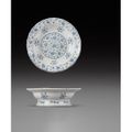 Rare Tazza et plat sur piédouche sinisants bleu et bleu-gris, Turquie, Iznik, art ottoman