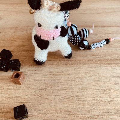 Petite vachette au crochet : porte clefs , bijoux de sac ou doudou amigurumi