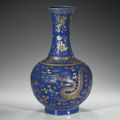 Vase en porcelaine à fond bleu et décor poudré or, Dynastie Qing, Époque Guangxu