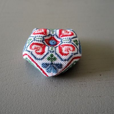 Petit Biscornu au point de croix tout miniiiiiiiii et mimi 💕