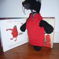 Mardi le loup enfile le pull rouge tricoté par MAMIE!!