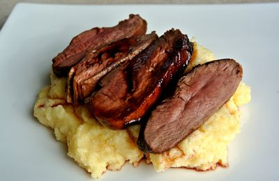 Magret de canard au condiment balsamique au cacao et polenta crémeuse au parmesan