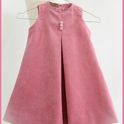 Une jolie robe en velours mille raies rose 