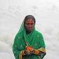 New Delhi. Rivière polluée par les solvants, et femmes...