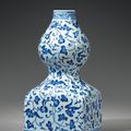 Vase double-gourde en porcelaine bleu blanc. Chine, dynastie Qing, marque et époque Qianlong (1736-1795) 