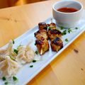 Dumpling aux crevettes, Brochettes de Poulet et Sauce Satay