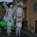 Parade lumineuse féérique dans les rues du village. 