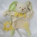 Doudou Peluche Plat Marionnette Lapin Ecru Et Vert Fleur Jaune Doudou Et Compagnie