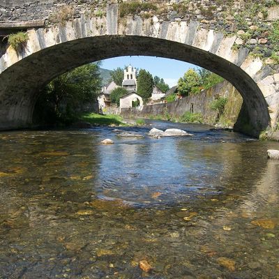 La magie bleue des eaux de la Bouigane au pied de Notre-Dame de Tramesaygues :
