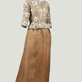 Balenciaga Haute Couture, 1961. Ensemble du soir en organza amarante, veste recouverte de tulle brodé par la Maison Lesage