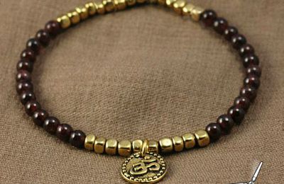 Little Doña - bracelet perles grenat et laiton - breloque AUM tibétain