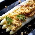 Asperges en vinaigrette et crumble au parmesan