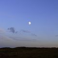 Lune au dessus d'une colline