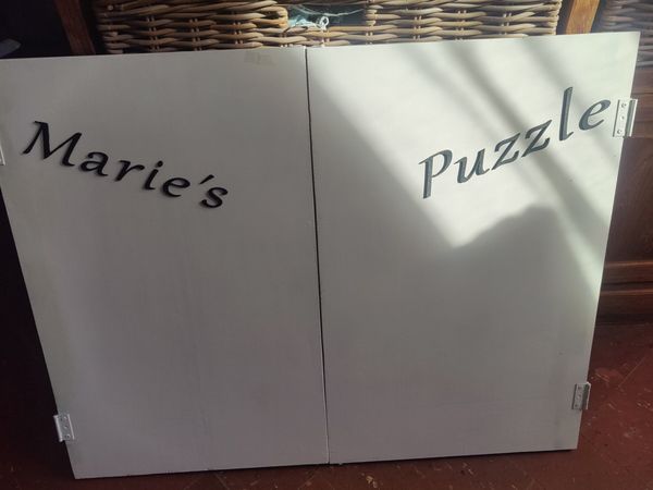 Fabrication d'un valise pour puzzle de maximum 2000 pièces, les 2 volets s'ouvrent dévoilent un espace principal pour le puzzle et 2 espace de chaque coté pour le trie des pieces. Des mousses peuvent ce retirer et remettre afin de fermer la valise et compresser les pièces pour qu'elles ne bougent pas pendant le transport. Quatre crochets ferme la valise.  