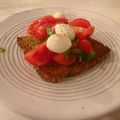 Bruschetta pomodoro e mozzarella ou véritable bruschetta : concassée de tomates à l'origan et mozzarella di buffala :