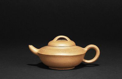 He Xinzhou: A Yixing yellow teapot, "Ri Ling Shan Fang" mark