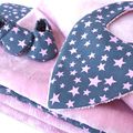 Ensemble Smalldou pour petite fille, couverture, chaussons et bavoir bandana en coton anthracite et peluche ultra douce rose.