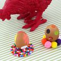 DIY Pâques : des coquetiers multicolores en perles Hama et pompons 