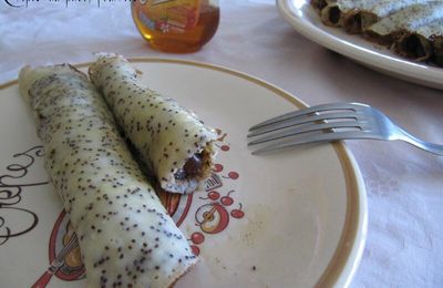 Crèpes aux grains de pavot fourrées / Маковые блинчики с начинкой