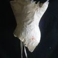 Bustier "papillon", papier, raphia, papier calque, acrylique.