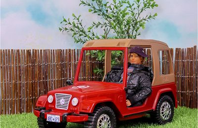 Transformation d'une voiture bleu ciel en Jeep pour aventurier