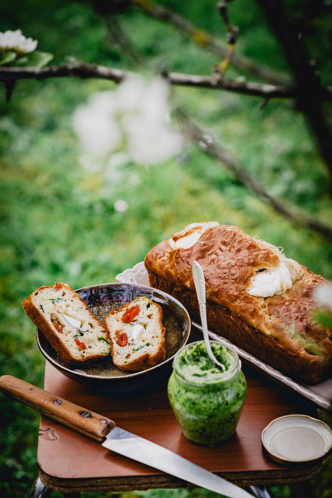 cake à l'ail des ours, cake printannier, recette de printemps, chèvre frais, tomates cerises, recette facile, recette rapide, cake salé, ail des ours, recette économique