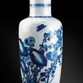 Un vase balustre en porcelaine bleu et blanc, Chine, époque Kangxi (1662-1722)