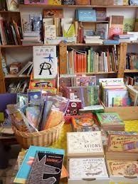 Goûter atelier entouré de livres