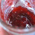 Confiture aux Fruits Rouges du jardins : Pour donner un peu de couleur à un simple gâteau au yaourt...