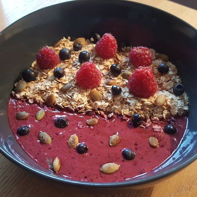 Un grand bol complet pour le petit déjeuner 