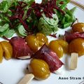 Brochettes de chèvre, bresaola et mirabelles